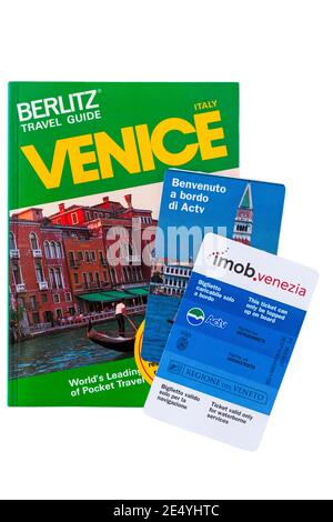 ACTV-Tickets für Wasserdienste in Venedig mit Venice Berlitz Reiseführer Stockfoto