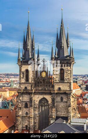 PRAG - DEZEMBER 21: Altstädter Ring mit Touristen am 21. Dezember 2013 in Prag. Old Town Square ist ein historischer Platz in der Altstadt von Pr Stockfoto
