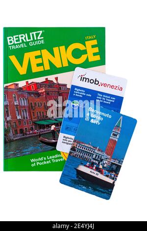 ACTV-Tickets für Wasserdienste in Venedig mit Venice Berlitz Reiseführer Stockfoto