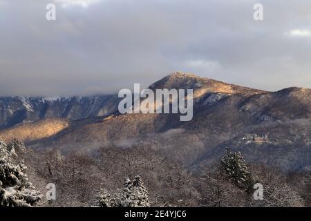 Blick auf Monte Generoso, Italienische Schweiz, nach einem kürzlichen Schneefall Stockfoto