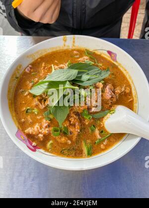 Schüssel mit leckeren würzigen Satay Sauce Rindfleisch Scheiben Nudel- Vietnamesisch Küche Stockfoto