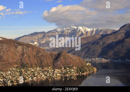 Blick auf den Luganersee, Schweiz, mit dem Dorf Morcote und Monte Generoso Stockfoto