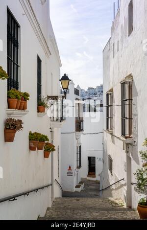 'Vejer de la Frontera, Spanien - 17. Januar 2021: Treppe führt durch eine enge Gasse in der Altstadt von Vejer de la FronteraVejer d Stockfoto