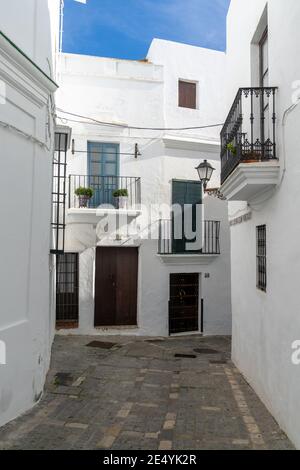 Vejer de la Frontera, Spanien - 17. Januar 2021: Schmale Straße in der historischen Altstadt von Vejer de la Frontera Stockfoto