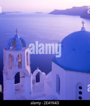 GR/Kykladen/Santorini/Oia: Kirche nach Sonnenuntergang Stockfoto