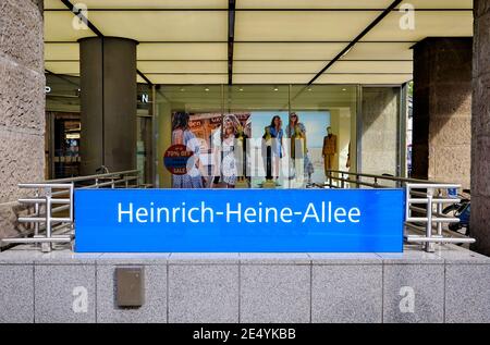 Einer der Eingänge des Bahnhofs Heinrich-Heine-Allee in der Düsseldorfer Innenstadt mit Eingang des Kaufhofs im Hintergrund. Stockfoto