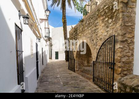 Vejer de la Frontera, Spanien - 17. Januar 2021: Schmale Kopfsteinpflasterstraße in der Altstadt von Vejer de la Frontera Stockfoto