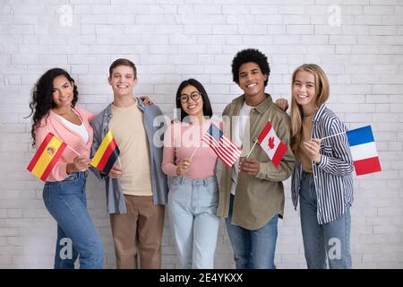 Immigranten aus verschiedenen Ländern und Austausch von Schülern in der Sprachschule Stockfoto