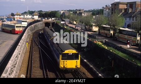 Klasse 486 ln Netzwerk Süd-Ost-Lackierung aus dem Tunnel An der Ryde Esplanade Station auf Isle of Wight mit Touristen Im Hintergrund geparkte Reisebusse Stockfoto