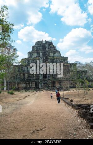 Blick auf die siebenstufige Pyramide am Prasat Thom der Koh Ker Tempelanlage, Preah Vihear Region, Kambodscha, Asien Stockfoto