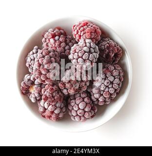 Weiße Schüssel mit gefrorenen Brombeeren isoliert auf weißem Hintergrund, Draufsicht Stockfoto