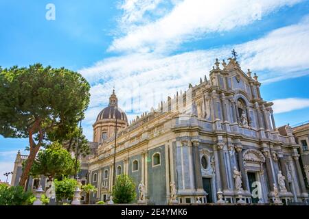 Blick auf die Kathedrale Sant Agata auf der Piazza del Duomo in Catania. Sizilien. Italien Stockfoto