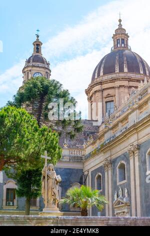 Blick auf die Kathedrale Sant Agata auf der Piazza del Duomo in Catania. Sizilien. Italien Stockfoto