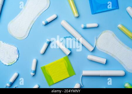 Weibliches hygienisches Pad und Tampons auf blauem Hintergrund Stockfoto
