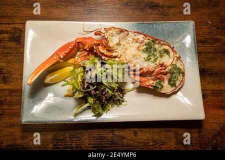 Ein köstlicher gekleideter Hummer auf einem Holztisch, Restaurant mit Meeresnahrung Stockfoto