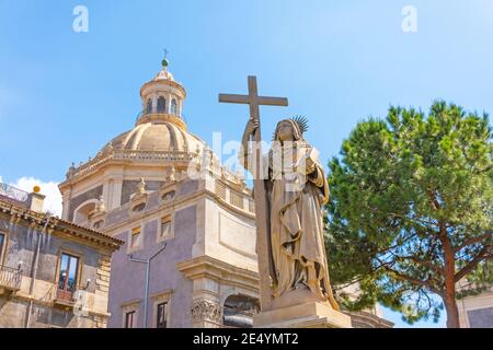 Blick auf die Kathedrale Sant Agata auf der Piazza del Duomo in Catania. Sizilien. Italien Stockfoto