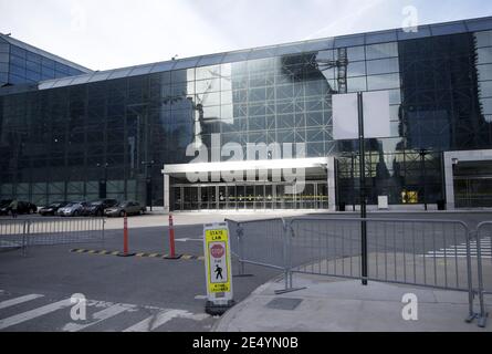 New York City, USA, 25. Januar 2021: COVID-19 Impfungen werden weiterhin im Jacob K. Javits Convention Center in New York City am Montag, 25. Januar 2021 verabreicht. New York State erwartet, dass es mehr COVID-Impfstoff noch in dieser Woche erhalten wird und bereits 88 Prozent der erhaltenen Dosen verabreicht haben. Das Javits Convention Center, das im vergangenen Frühjahr als riesiges Feldlazarett diente, als New York City das Epizentrum der Pandemie war, dient heute als riesiges Impfstoffverteilungszentrum. Foto von John Angelillo/UPI Kredit: UPI/Alamy Live Nachrichten Stockfoto