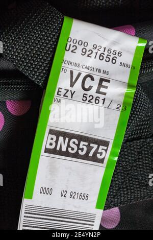 EasyJet Gepäckaufkleber am Koffer Reisetasche Gepäck für VCE Venice Flughafen in Italien Stockfoto