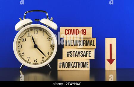 Neues normales Geschäftskonzept, sinkende Verkäufe, schlechte Leistung, beliebte Hashtags bleiben zu Hause, arbeiten zu Hause Foto Stockfoto