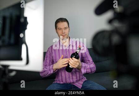 Mann macht Video Blog über Wein und Alkohol. Stockfoto