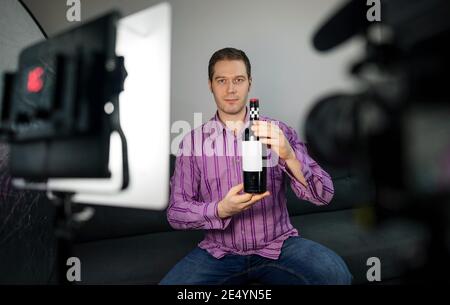 Mann macht Video Blog über Wein und Alkohol. Stockfoto