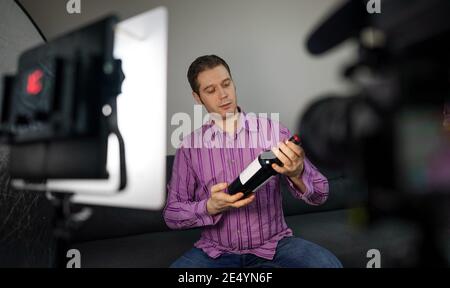 Mann macht Video Blog über Wein und Alkohol. Stockfoto