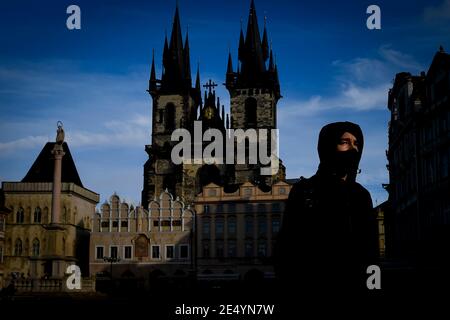 Prag, Tschechische Republik. Januar 2021. Ein Mann trägt eine Gesichtsmaske zum Schutz vor der Ausbreitung des Coronavirus, 25. Januar 2021 in der Nähe der Prager astronomischen Uhr auf dem Altstädter Ring in Prag, Tschechische Republik. Kredit: VIT Simanek/CTK Foto/Alamy Live Nachrichten Stockfoto