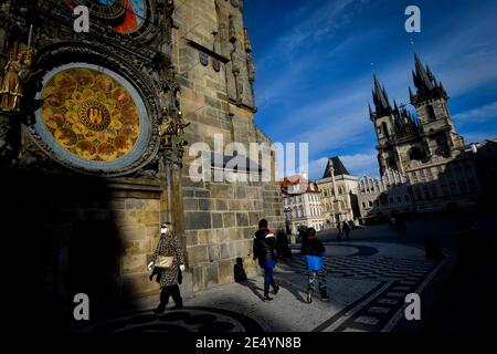 Prag, Tschechische Republik. Januar 2021. Eine Frau trägt eine Gesichtsmaske zum Schutz vor der Ausbreitung des Coronavirus, 25. Januar 2021 in der Nähe der Prager astronomischen Uhr auf dem Altstädter Ring in Prag, Tschechische Republik. Kredit: VIT Simanek/CTK Foto/Alamy Live Nachrichten Stockfoto