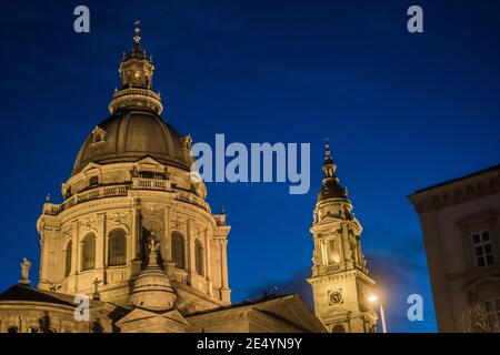 Kuppel der St.-Stephans-Basilika in Budapest, Ungarn bei Abenddämmerung Stockfoto