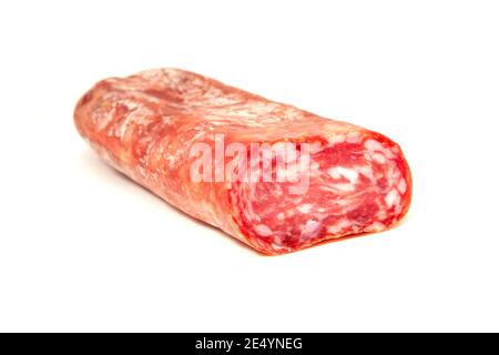 Soppressata abruzzese auf weißem Hintergrund Stockfoto
