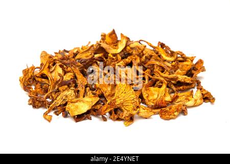 Getrocknete goldene Pfifferlinge (Cantharellus cibarius) auf weißem Hintergrund Stockfoto