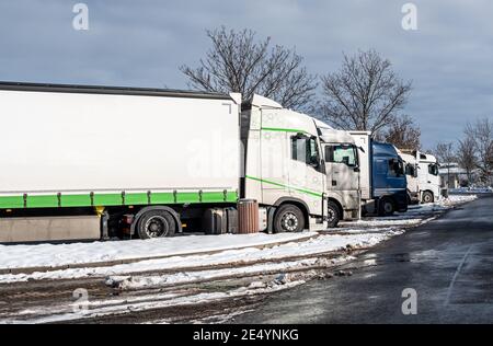 LKW im Winter auf einem Rastplatz auf der Autobahn Stockfoto