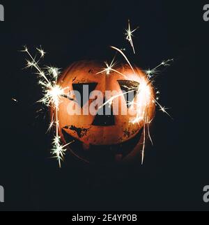 Halloween Kürbis Lächeln und gruselige Augen für Party Nacht Stockfoto