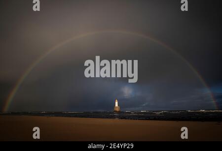 Ein Regenbogen bildet sich über der Nordsee oberhalb des Rattray Head Lighthouse, bei Peterhead, Aberdeenshire. Bilddatum: Montag, 25. Januar 2021. Stockfoto