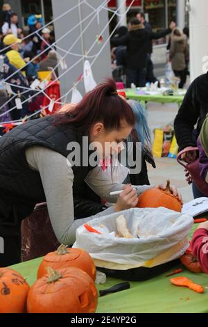 Tamfest Ayr, Ayrshire, Schottland, Großbritannien 29 Oct 2017. Ayrshire Premier Familie Halloween-Festival. Das Tamfest, das im Erbe verwurzelt ist und vom apokryphen Tam o’ Shanter Gedicht von Robert Burns inspiriert wurde, ist ein Festival wie kein anderes! Jedes Jahr wird eine Zeile aus dem epischen Gedicht als Unterthema gewählt, um das Festival frisch zu halten und neue Einblicke in die Charaktere zu bieten und die Geschichte des Tam o’ Shanter zu erkunden. Die Band Fushion spielen live Stockfoto