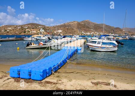 IOS, Griechenland - 22. September 2020: Bootsanlegestelle Gangway in der Marina von iOS Island. Kykladen, Griechenland Stockfoto