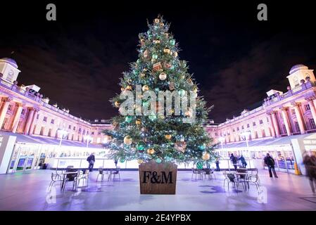 Allgemeine Ansicht des Fortnum und Mason Weihnachtsbaums auf Somerset House Eisbahn während einer Fotozelle für die Saisoneröffnung 2017 - London. Stockfoto