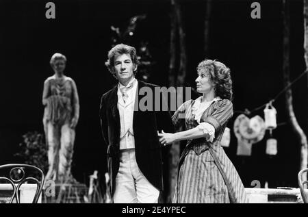 Ian McKellen (Platonov), Charlotte Cornwell (Anna Petrovna) in WILDEM HONIG von Tschechov am Olivier Theatre, National Theatre (NT), London SE1 19/07/1984 in einer Version von Michael Frayn Bühnenbild: John Gunter Kostüme: Deirdre Clancy Beleuchtung: Robert Bryan Regie: Christopher Morahan Stockfoto