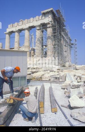 1986 Athen Parthenon und Akropolis Athen Griechenland.der Parthenon ist ein ehemaliger Tempel auf der Athener Akropolis, Griechenland, der der Göttin Athena gewidmet ist. Der Parthenon-Tempel wird hier restauriert, mit zwei Männern, die am Wiederaufbauprojekt auf der Akropolis in Athen, Griechenland, EU, Europa arbeiten Stockfoto