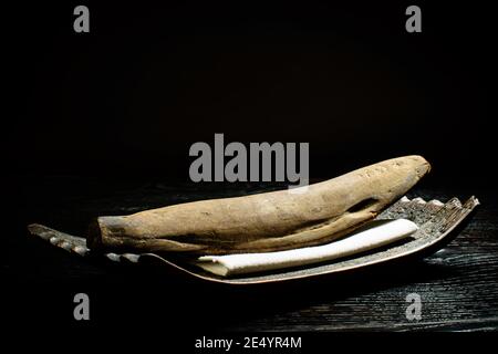 Gereifter japanischer Fisch auf einem Teller in einem Restaurant Stockfoto