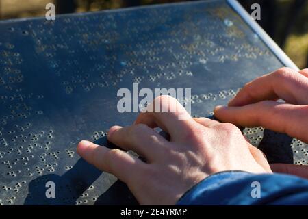 Braille Text und Hand, Blinde Buch, weiß und Lesen mit der Hand Stockfoto