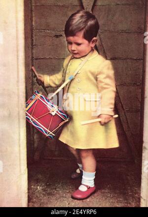 EDITORIAL NUR Charles, Prince of Wales (Charles Philip Arthur George) Geboren 1948. Erbe offensichtlich auf den britischen Thron als ältester Sohn von Königin Elizabeth II.. Hier gesehen, als noch ein kleiner Junge. Aus dem Königin-Elisabeth-Krönungsbuch, veröffentlicht 1953. Stockfoto