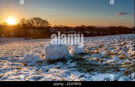 Schnee und Schneebälle auf einem Feld von Harrow Weald in einem sonnigen Morgen, England Stockfoto