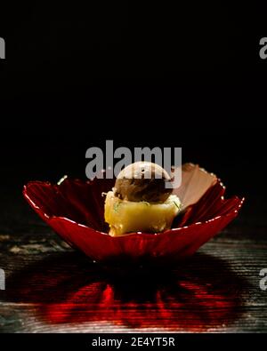 Schokoladensorbet mit Früchten in einer roten Schüssel bei einem Restaurant Stockfoto