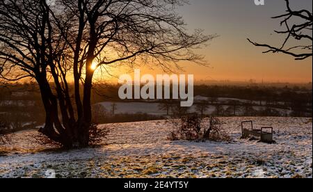 Sonnenaufgang über London von Harrow Weald im verschneiten Wintermorgen, London Stockfoto