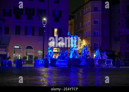 Italien, Rom, 26th. Dezember 2020. An den drei historischen Brunnen der Piazza Navona wird in der Weihnachtszeit anstelle des Types eine Lichtshow aufgeführt Stockfoto