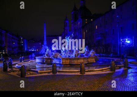 Italien, Rom, 26th. Dezember 2020. An den drei historischen Brunnen der Piazza Navona wird in der Weihnachtszeit anstelle des Types eine Lichtshow aufgeführt Stockfoto