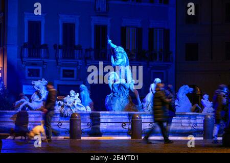 Italien, Rom, 26th. Dezember 2020. An den drei historischen Brunnen der Piazza Navona wird in der Weihnachtszeit anstelle des Types eine Lichtshow aufgeführt Stockfoto