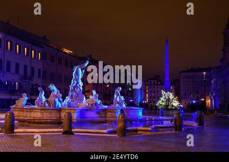 Italien, Rom, 26th. Dezember 2020. An den drei historischen Brunnen der Piazza Navona wird in der Weihnachtszeit anstelle des Types eine Lichtshow aufgeführt Stockfoto