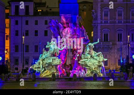 Italien, Rom, 26th. Dezember 2020. An den drei historischen Brunnen der Piazza Navona wird in der Weihnachtszeit anstelle des Types eine Lichtshow aufgeführt Stockfoto